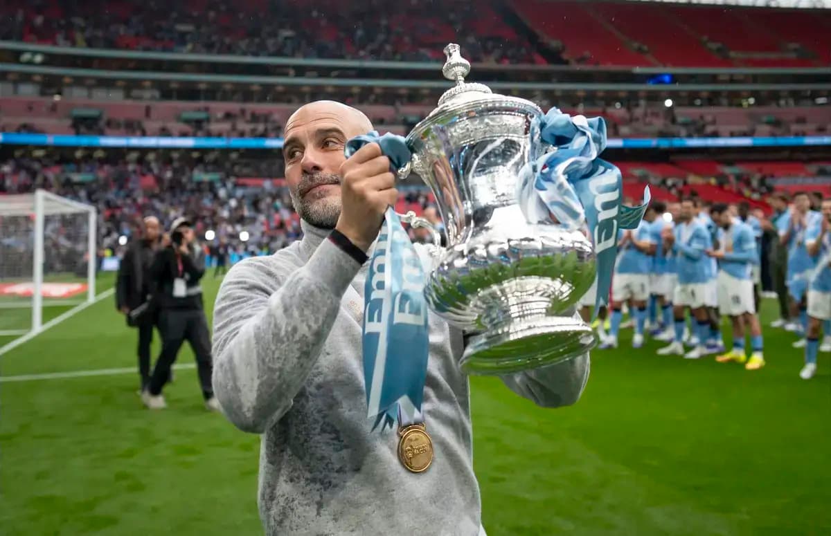 Entrenador levantando trofeo en Wembley tras victoria