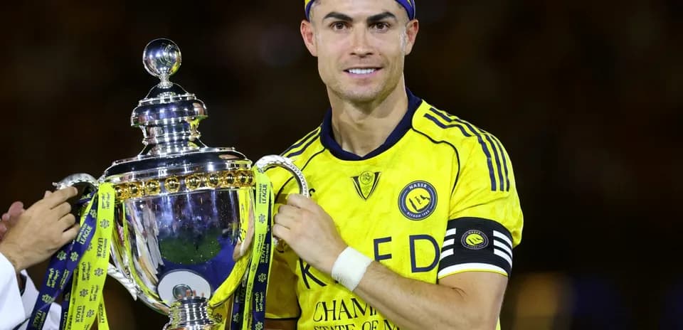 Jugador sosteniendo trofeo en celebración de campeonato