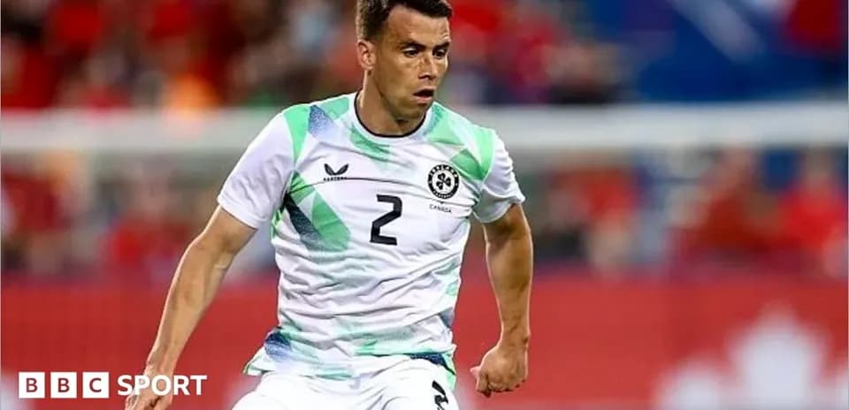 Jugador con camiseta blanca y verde en acción