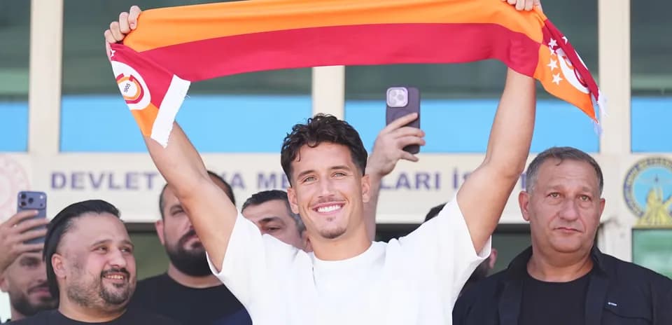 Jugador sostiene una bufanda de Galatasaray en presentación