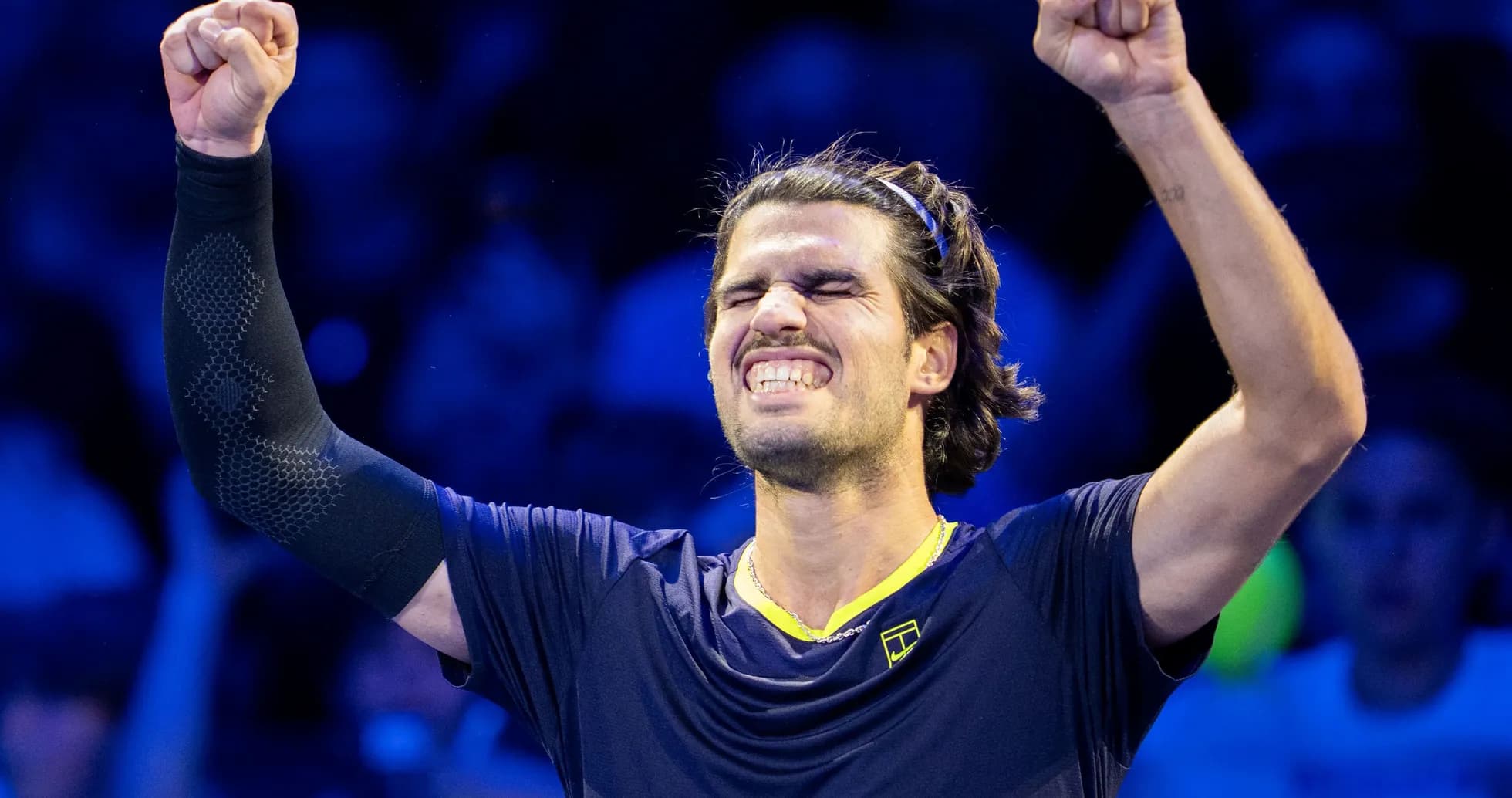 Jugador de tenis celebrando un punto ganado