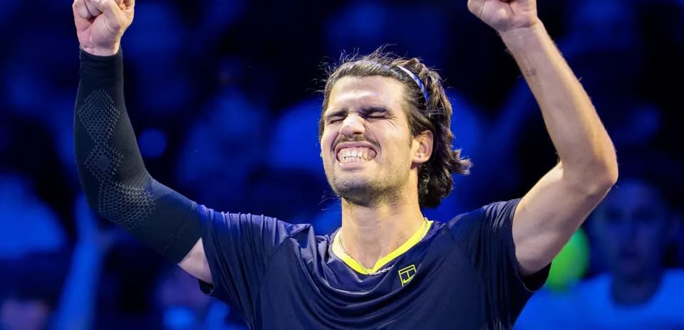 Jugador de tenis celebrando un punto ganado