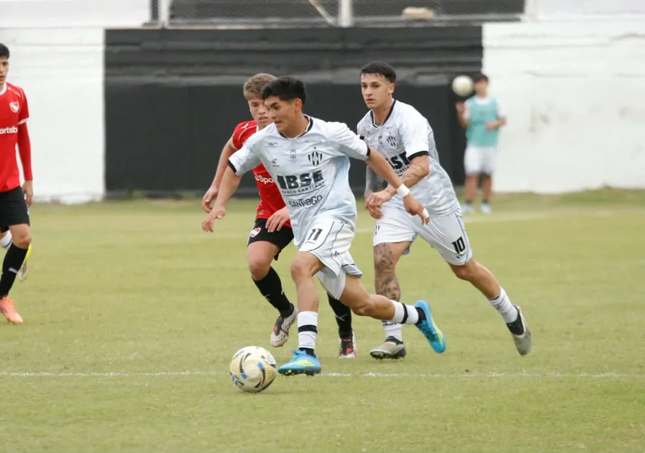 Jugadores de Central Córdoba y Independiente en acción Jugadores de Central Córdoba y Independiente en acción
