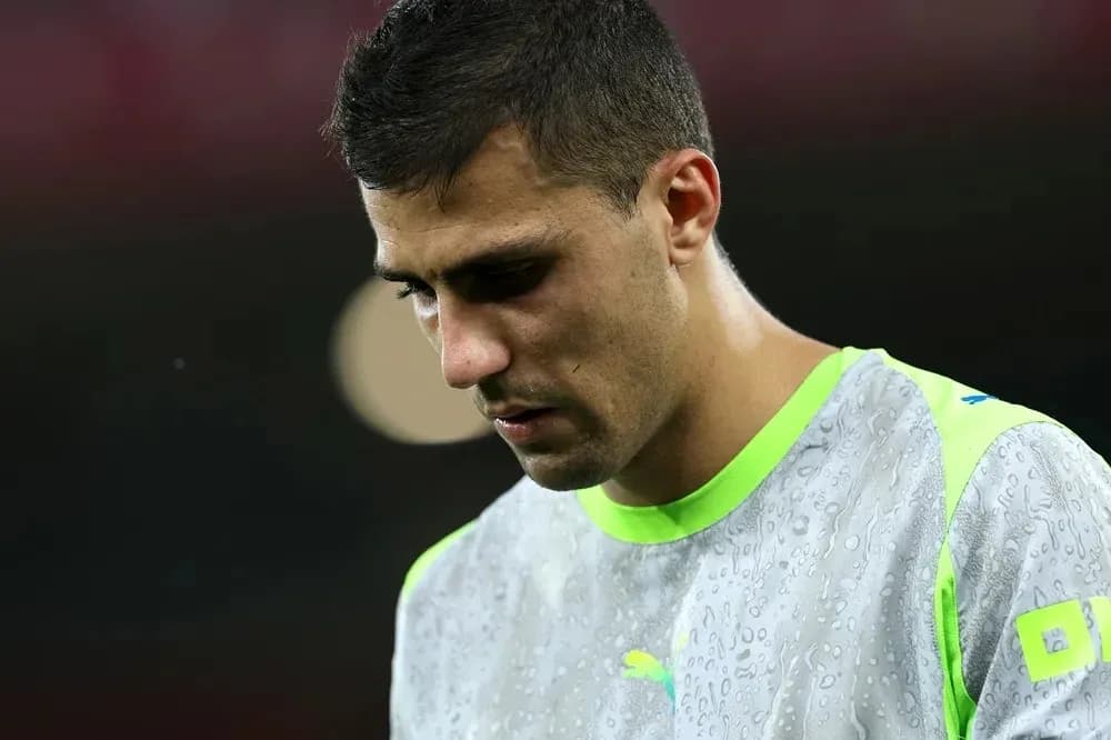 Jugador con camiseta de entrenamiento mirando hacia abajo
