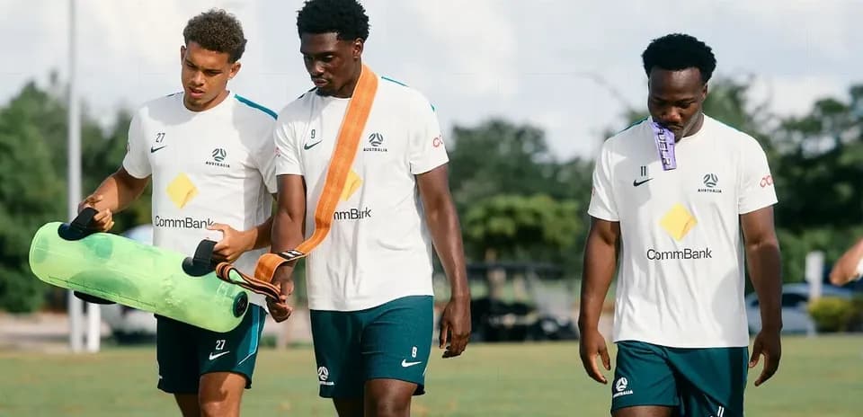 Jugadores de fútbol caminando en sesión de entrenamiento