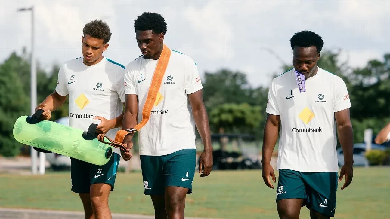 Jugadores de fútbol caminando en sesión de entrenamiento
