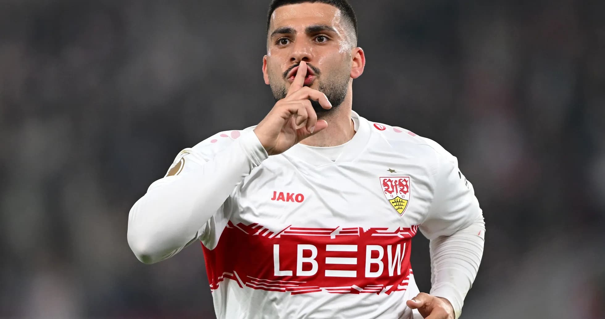 Jugador haciendo gesto de silencio tras anotar gol