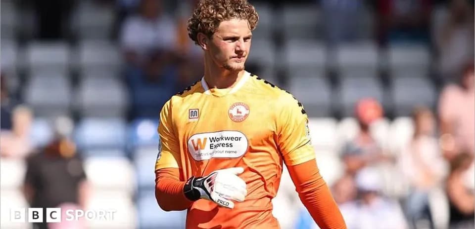 Portero con guantes en uniforme naranja en el campo
