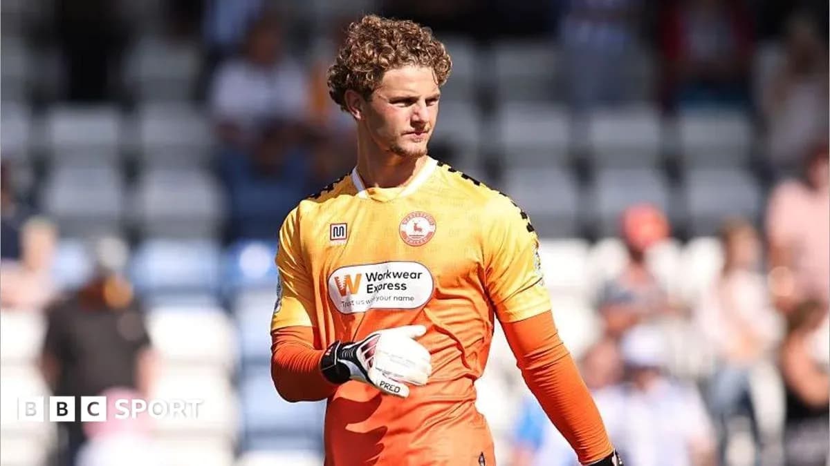 Portero con guantes en uniforme naranja en el campo