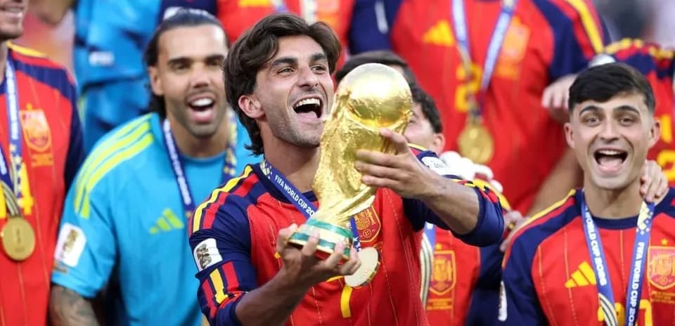 Jugadores de España celebrando con el trofeo de la Copa Mundial