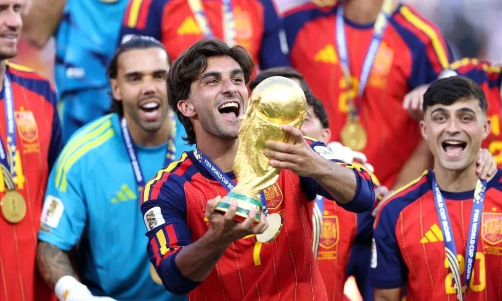 Jugadores de España celebrando con el trofeo de la Copa Mundial