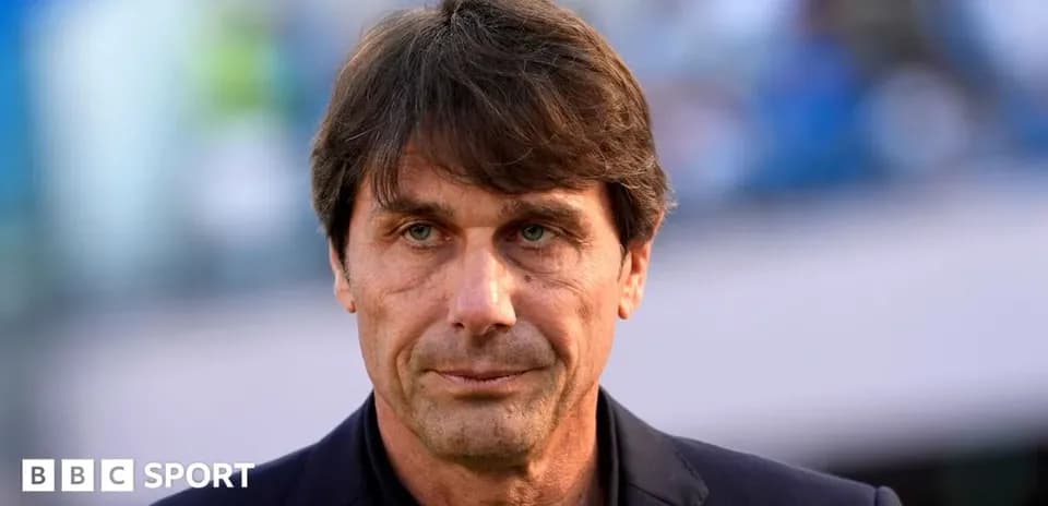 Entrenador posando antes del partido en el estadio