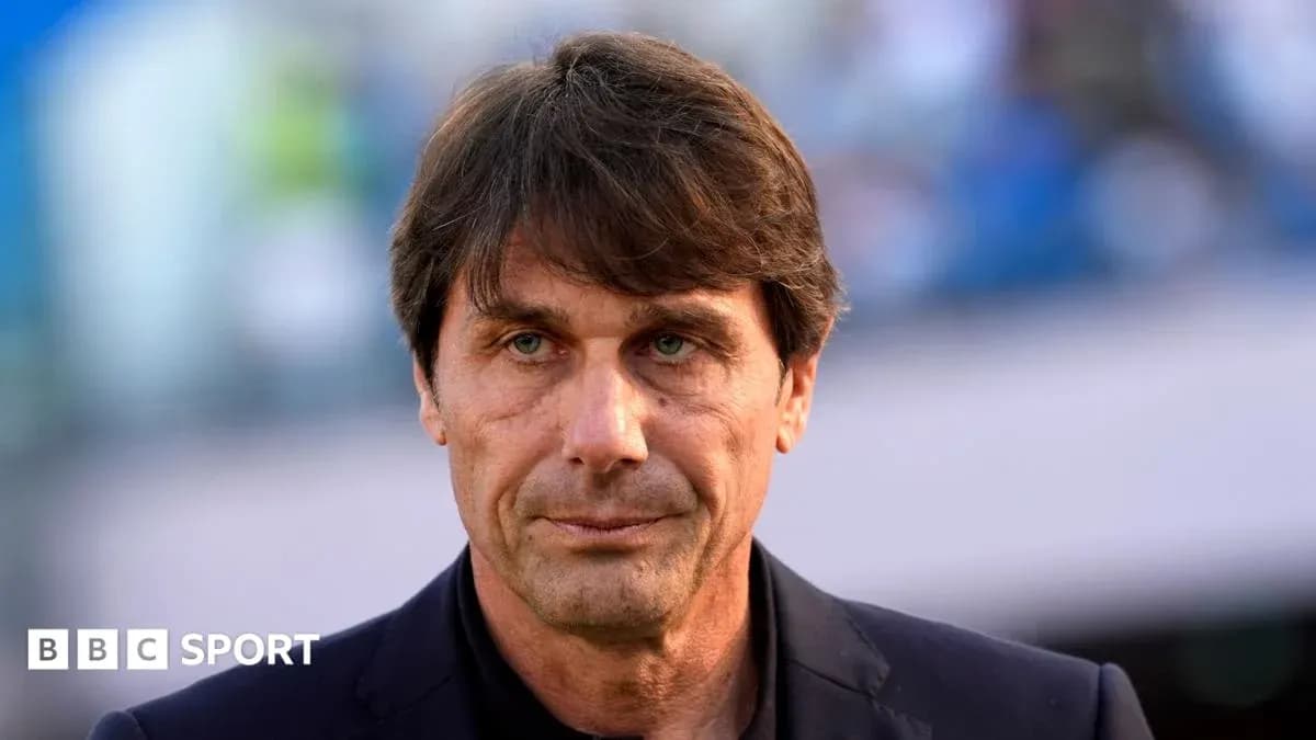 Entrenador posando antes del partido en el estadio