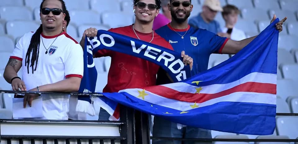 Aficionados de Cabo Verde con banderas
