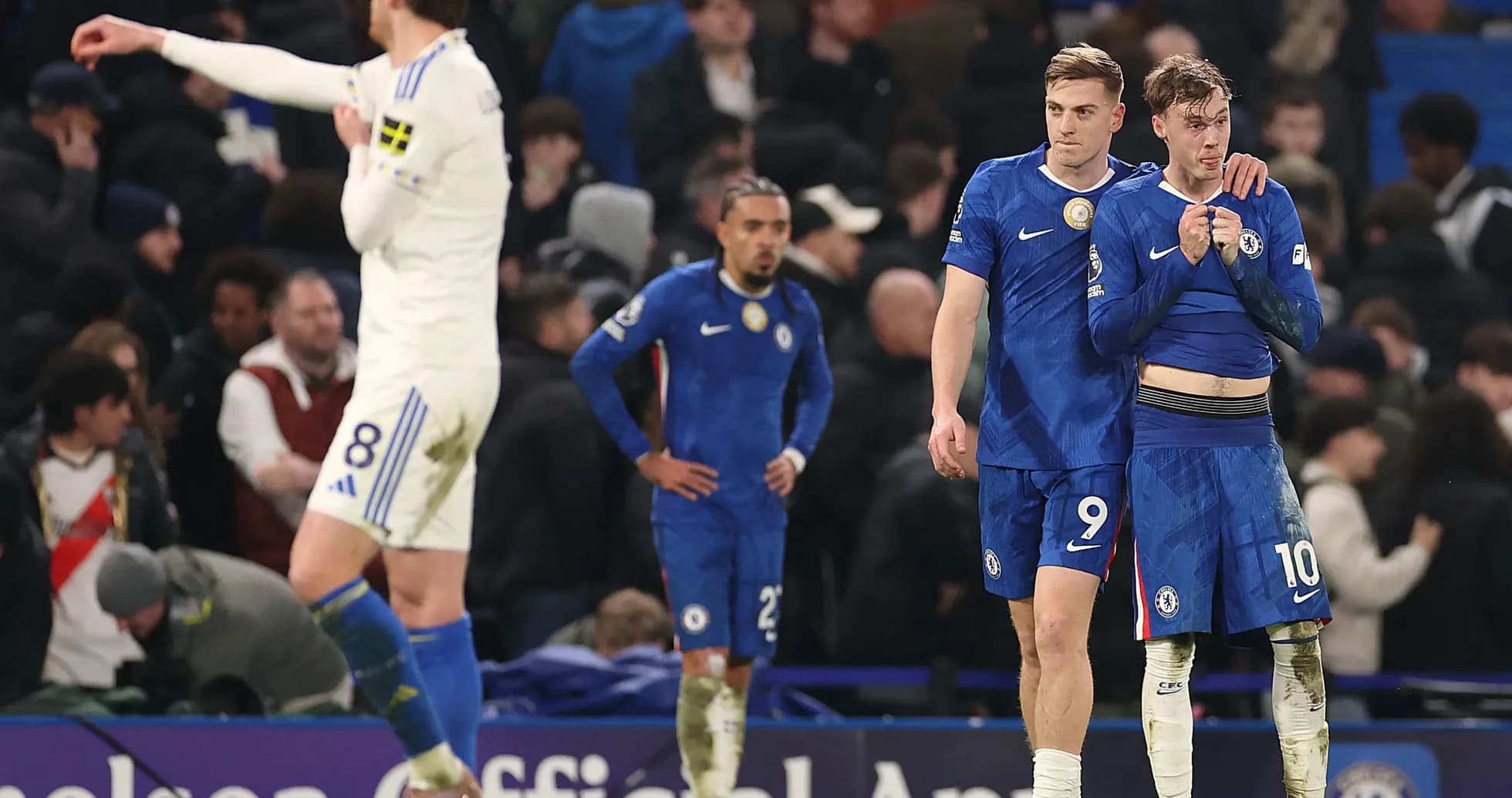 Jugadores de Chelsea consolándose tras el partido
