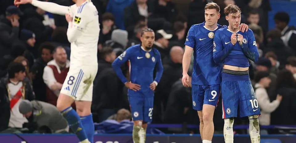 Jugadores de Chelsea consolándose tras el partido