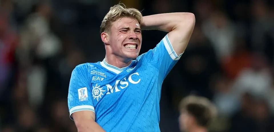 Jugador de Lazio con camiseta azul mostrando frustración