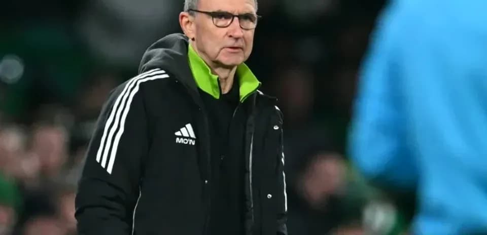 Entrenador observando el partido desde la línea lateral