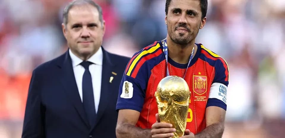 Jugador sosteniendo trofeo de la Copa del Mundo