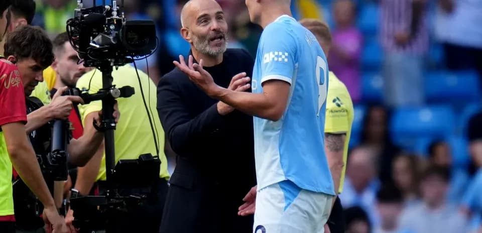 Entrenador hablando con jugador durante el partido