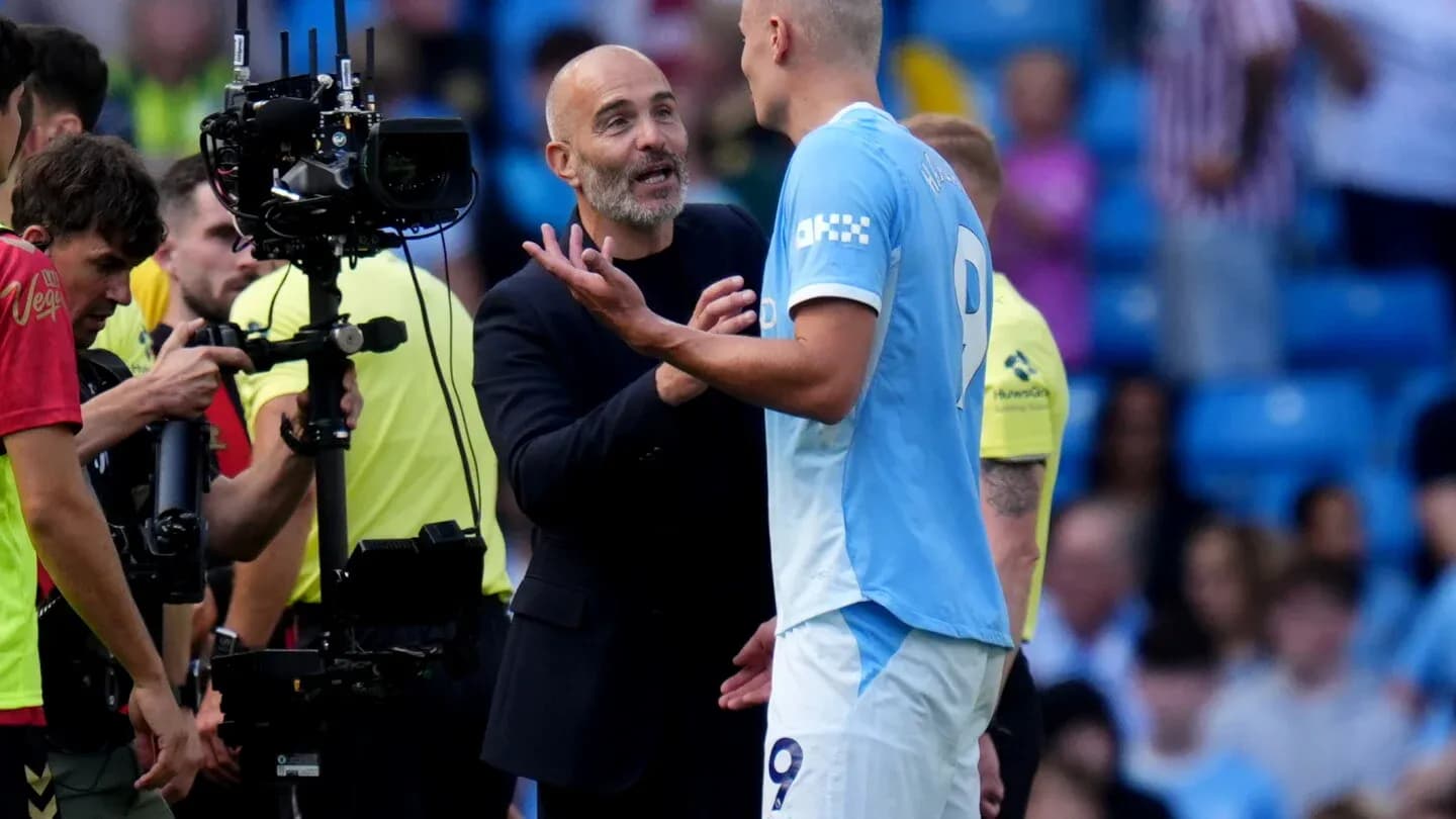 Entrenador hablando con jugador durante el partido