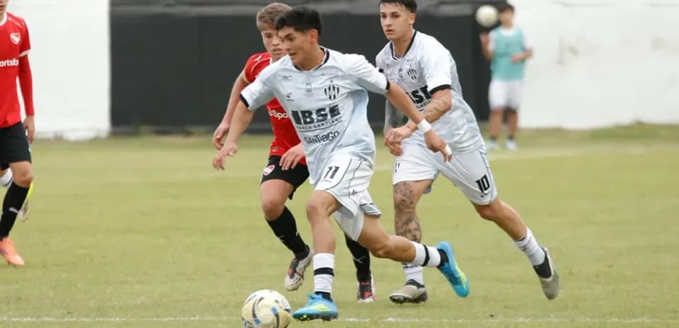 Jugadores compitiendo en un partido de fútbol