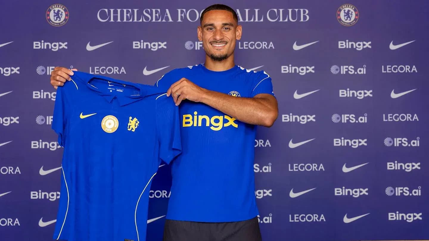 Jugador sosteniendo camiseta de Chelsea en presentación