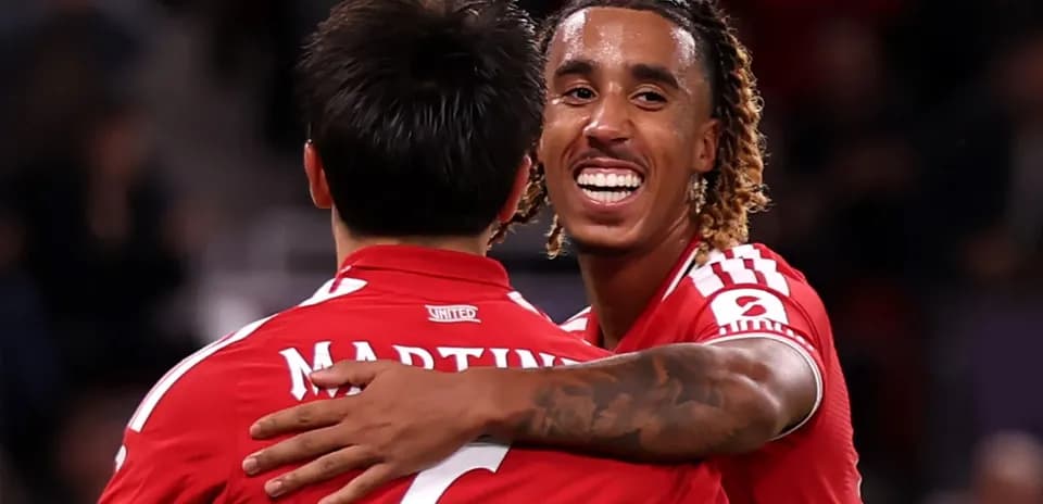Jugadores abrazándose tras un gol en partido