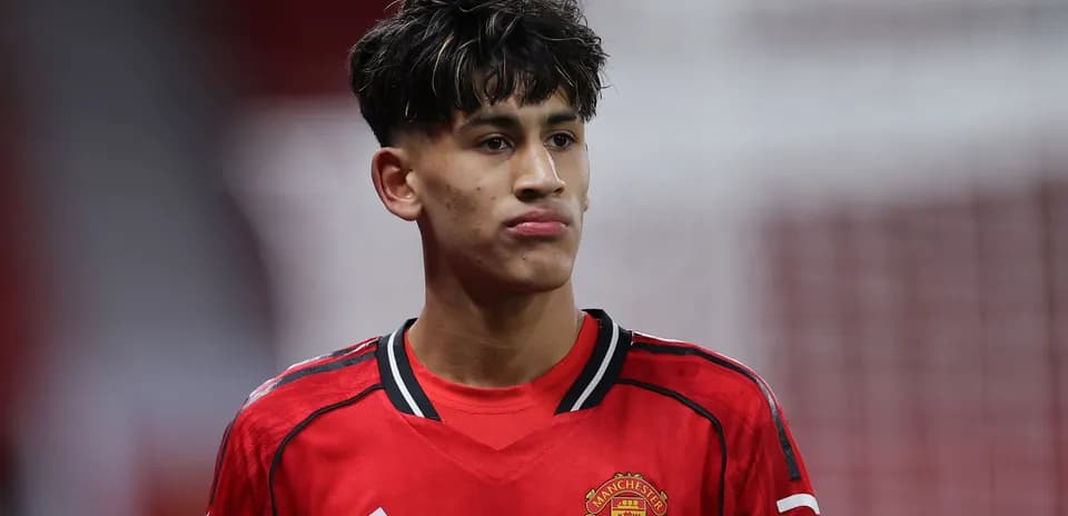 Jugador con camiseta de Manchester United en el campo