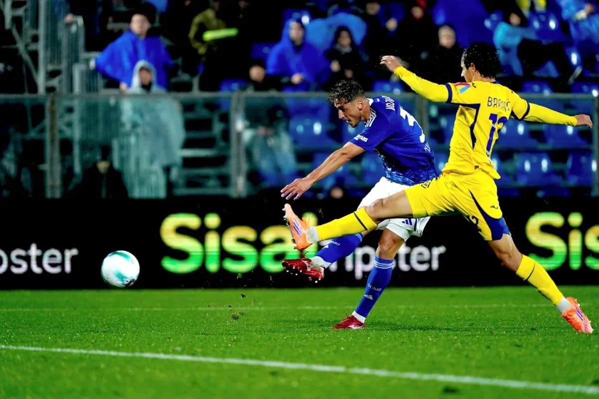 Jugador de Hellas Verona disparando a portería