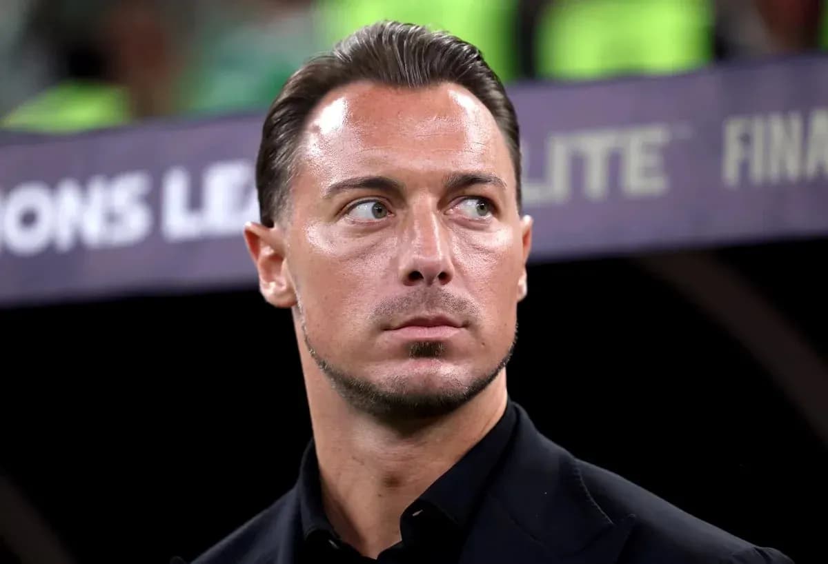 Entrenador observando el partido desde la banda