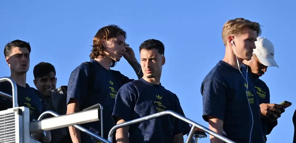 Jugadores saliendo de un avión en la pista