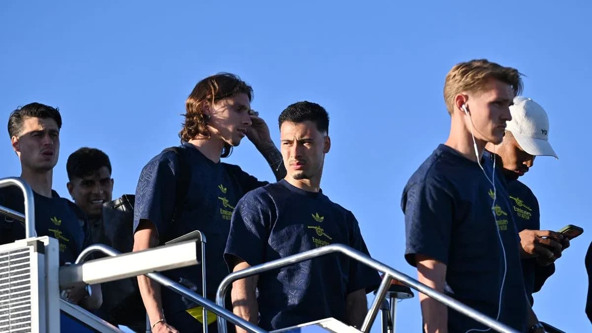 Jugadores saliendo de un avión en la pista
