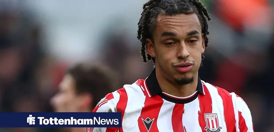 Jugador de Stoke City en camiseta a rayas rojas y blancas
