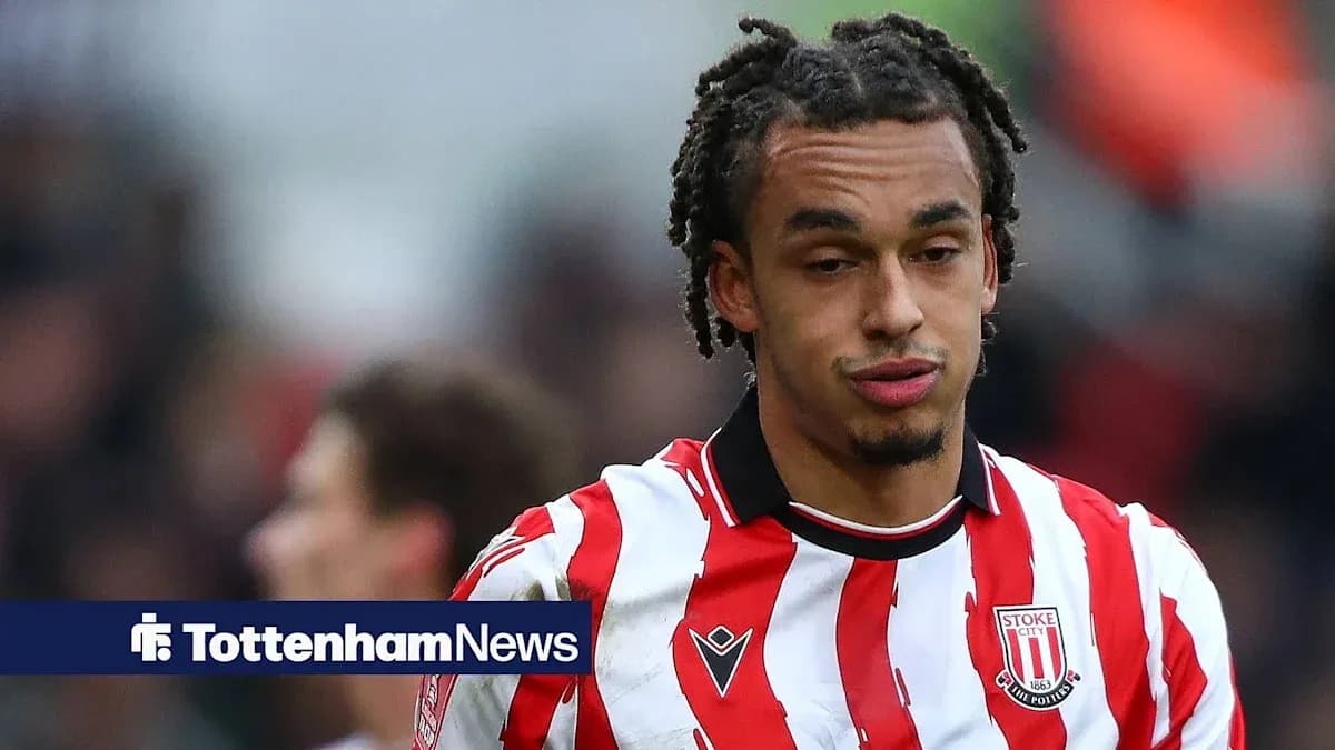 Jugador de Stoke City en camiseta a rayas rojas y blancas
