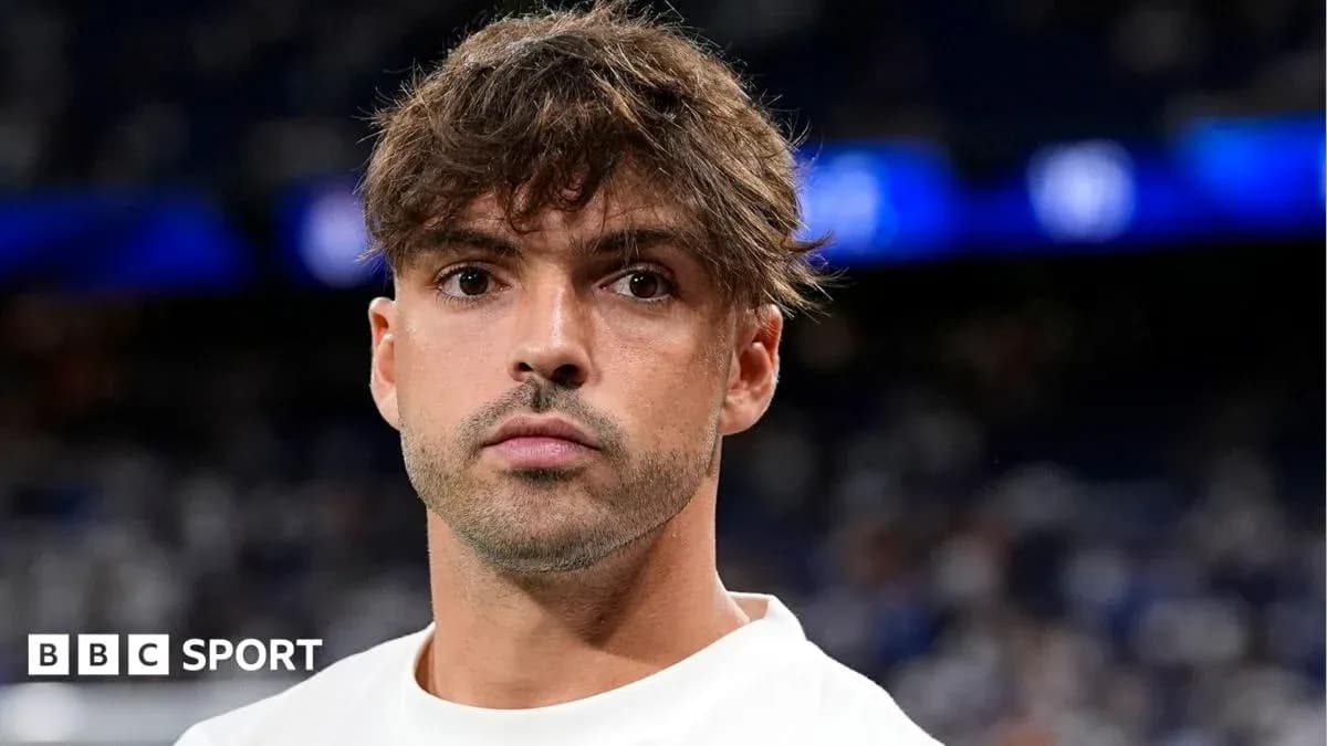 Jugador mirando a la cámara en el estadio