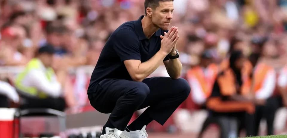 Entrenador en la línea de banda durante el partido