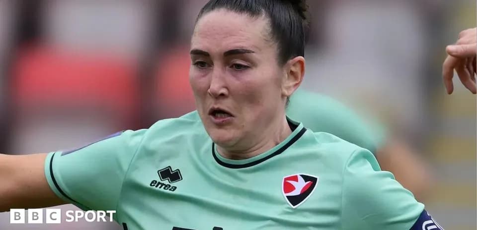 Jugadora de fútbol con uniforme verde en acción