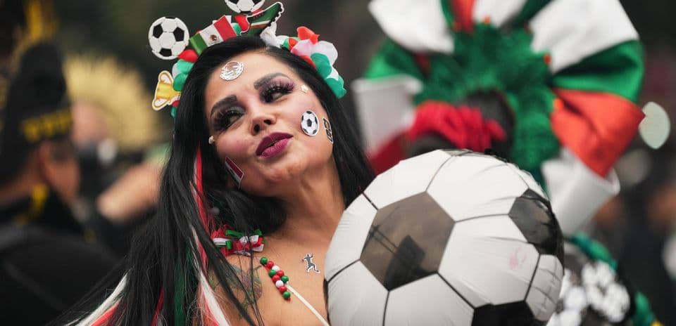 Fan mexicana con balón en celebración