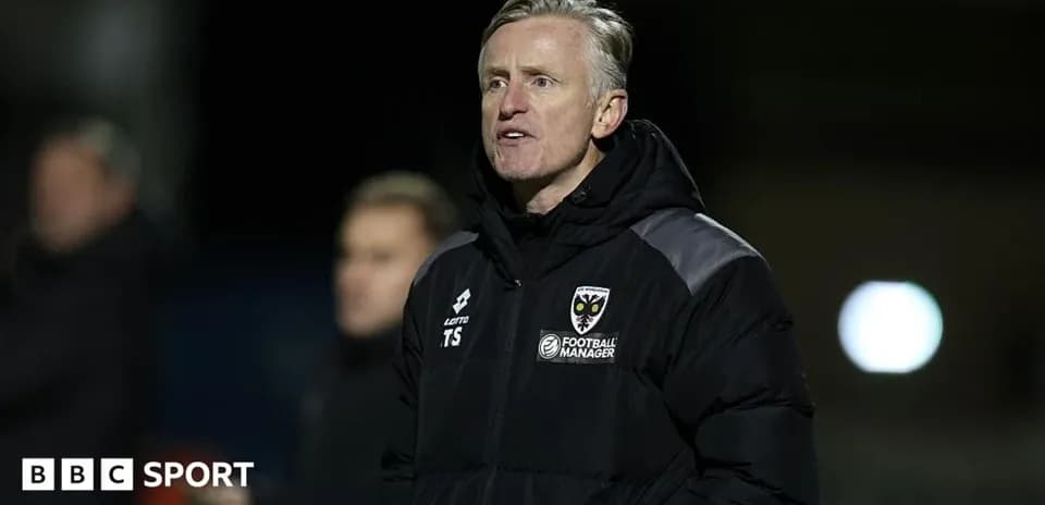 Entrenador de AFC Wimbledon en la línea de banda