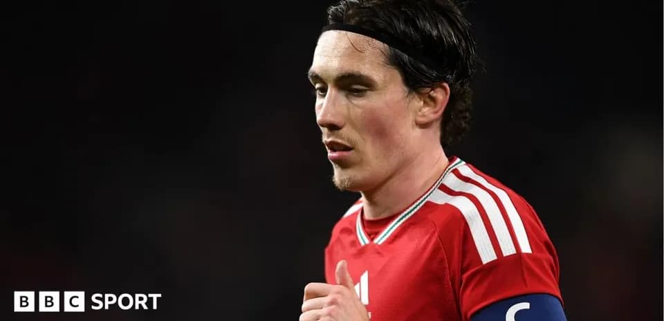 Jugador con camiseta roja y brazalete de capitán