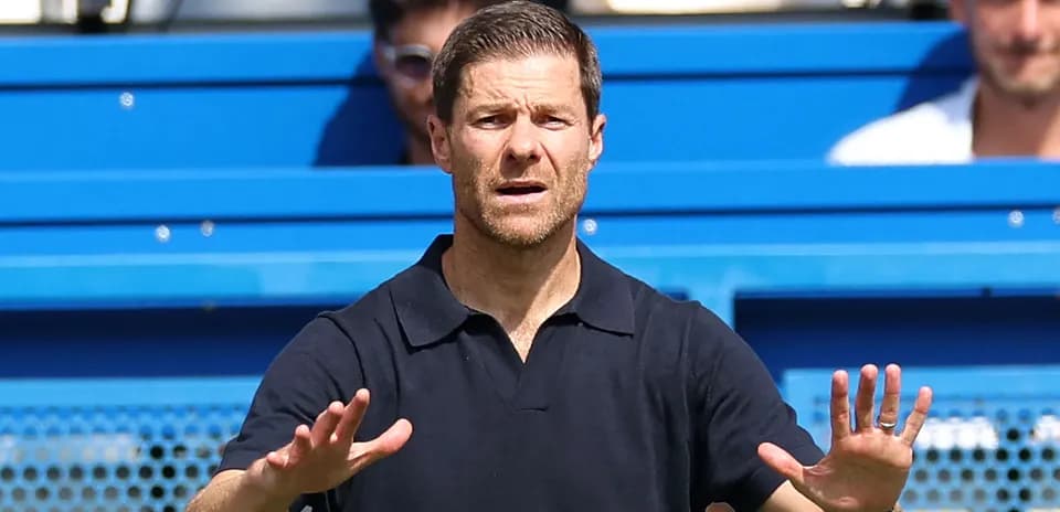 Entrenador gesticulando durante un partido de fútbol