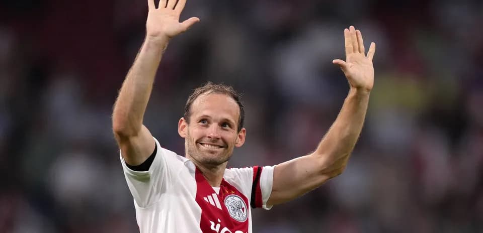 Jugador de Ajax saludando al público en el estadio