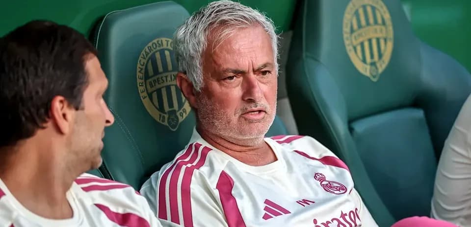 Entrenador y jugador en el banquillo durante partido