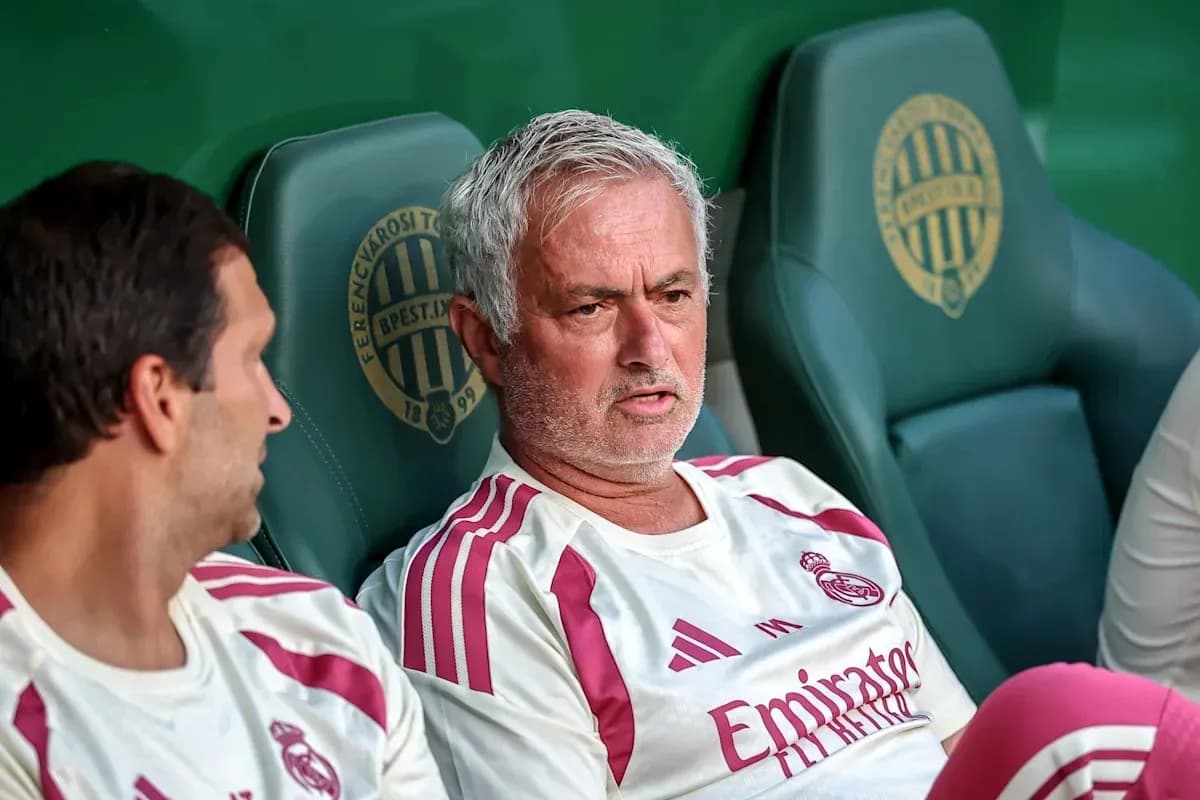 Entrenador y jugador en el banquillo durante partido