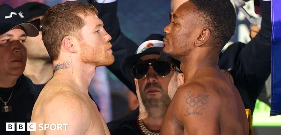 Boxeadores cara a cara en la ceremonia de pesaje