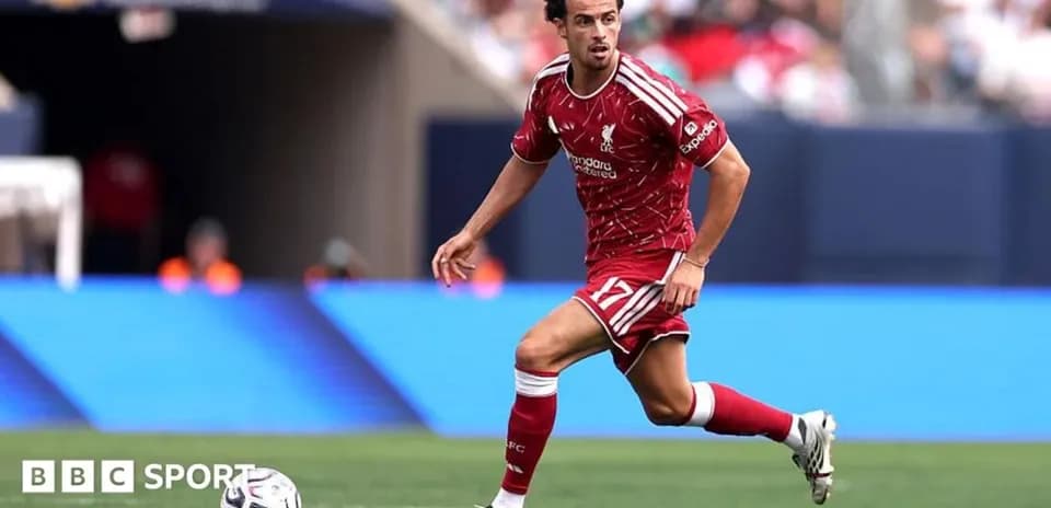 Jugador de Liverpool avanzando con el balón en el campo