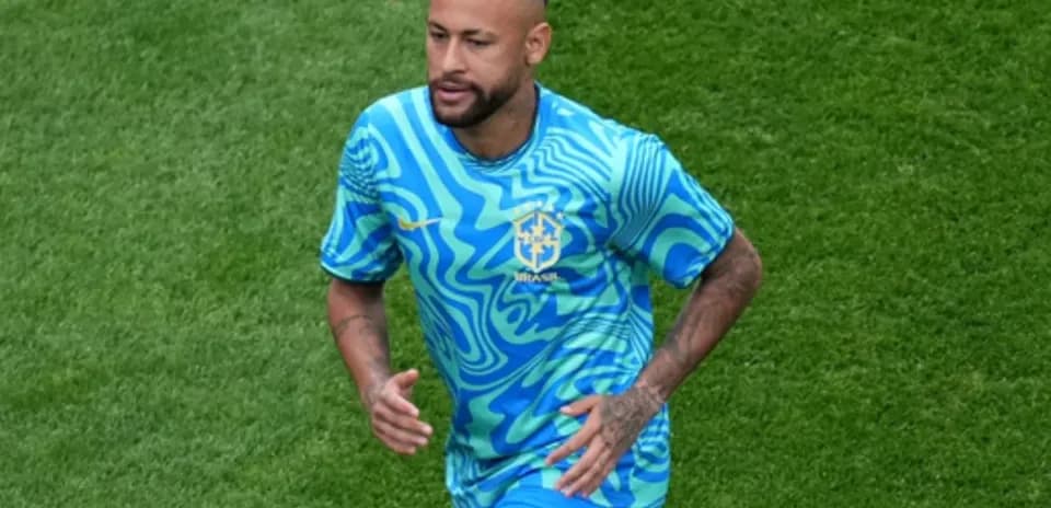 Jugador de Brasil corriendo en uniforme azul