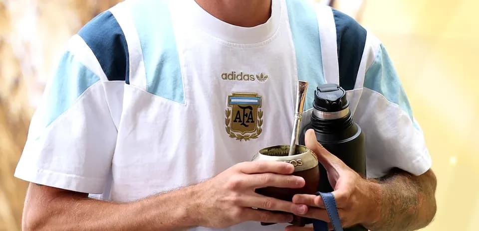 Jugador sosteniendo mate y botella en vestíbulo