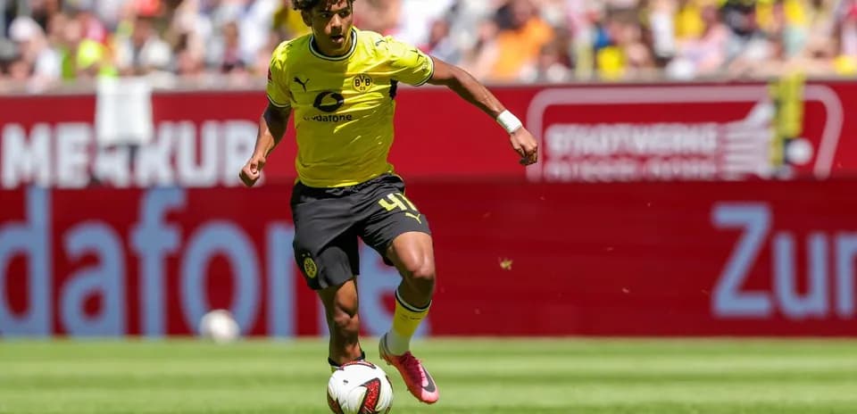 Jugador de Borussia Dortmund avanzando con el balón